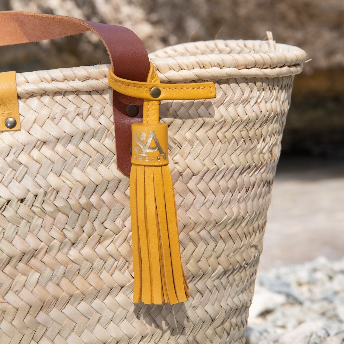 Detail foto van rieten tas met mangogele kwast