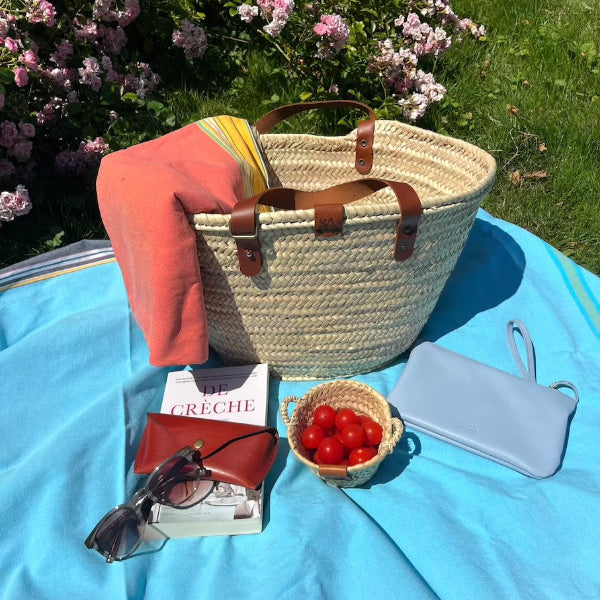Handgemaakte Valencia rieten boodschappentas op picknickkleed