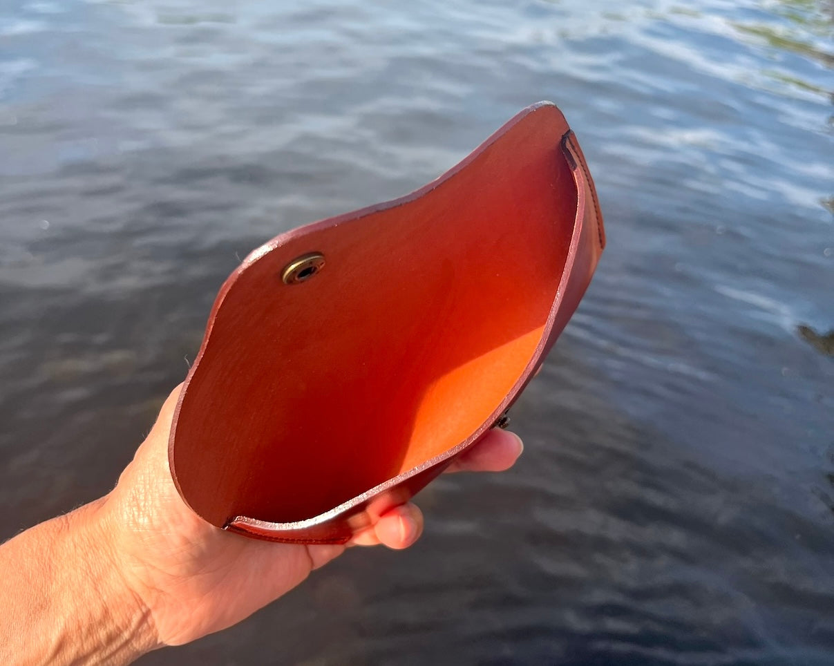 Handgemaakte leren brillenkoker van duurzaam gelooid leer uit Sevilla