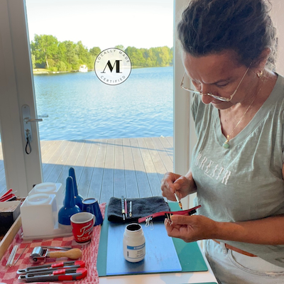 Nina in atelier die kanten van een leren kwast aan het verven is