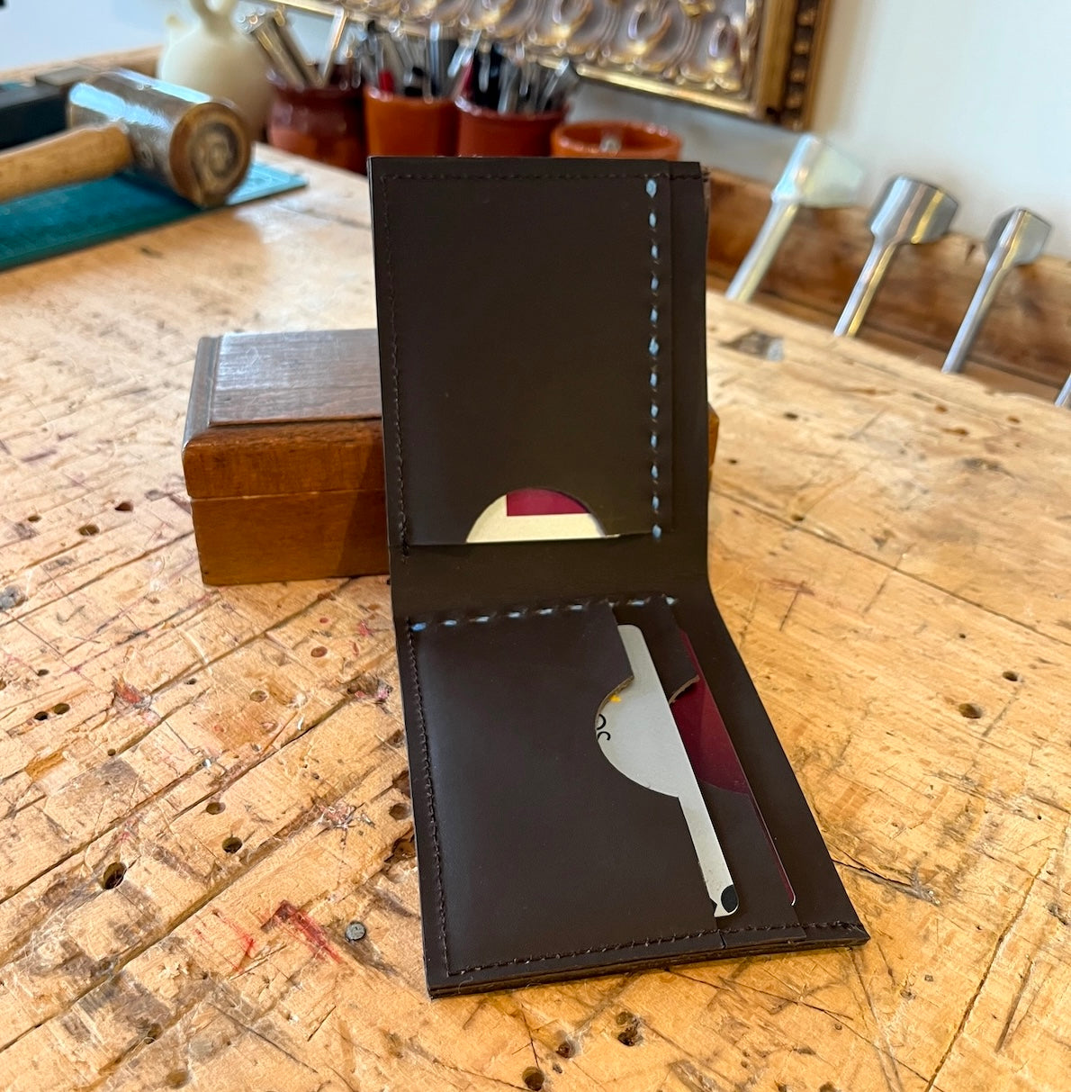 Opengeklapte leren portefeuille