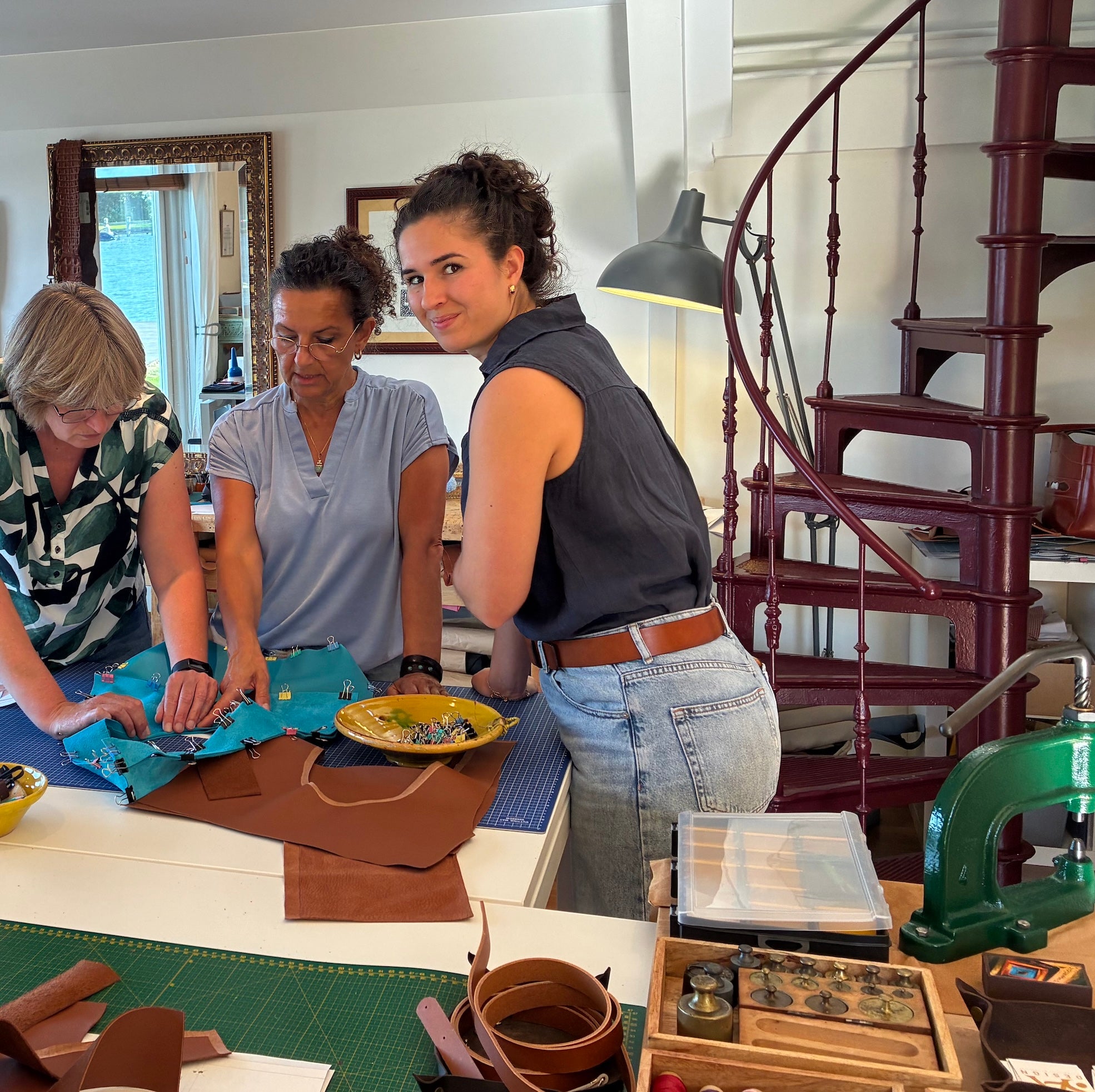 Workshop leren tas maken in de workshop van SA Design waarbij eerst het leer en het model worden uitgekozen