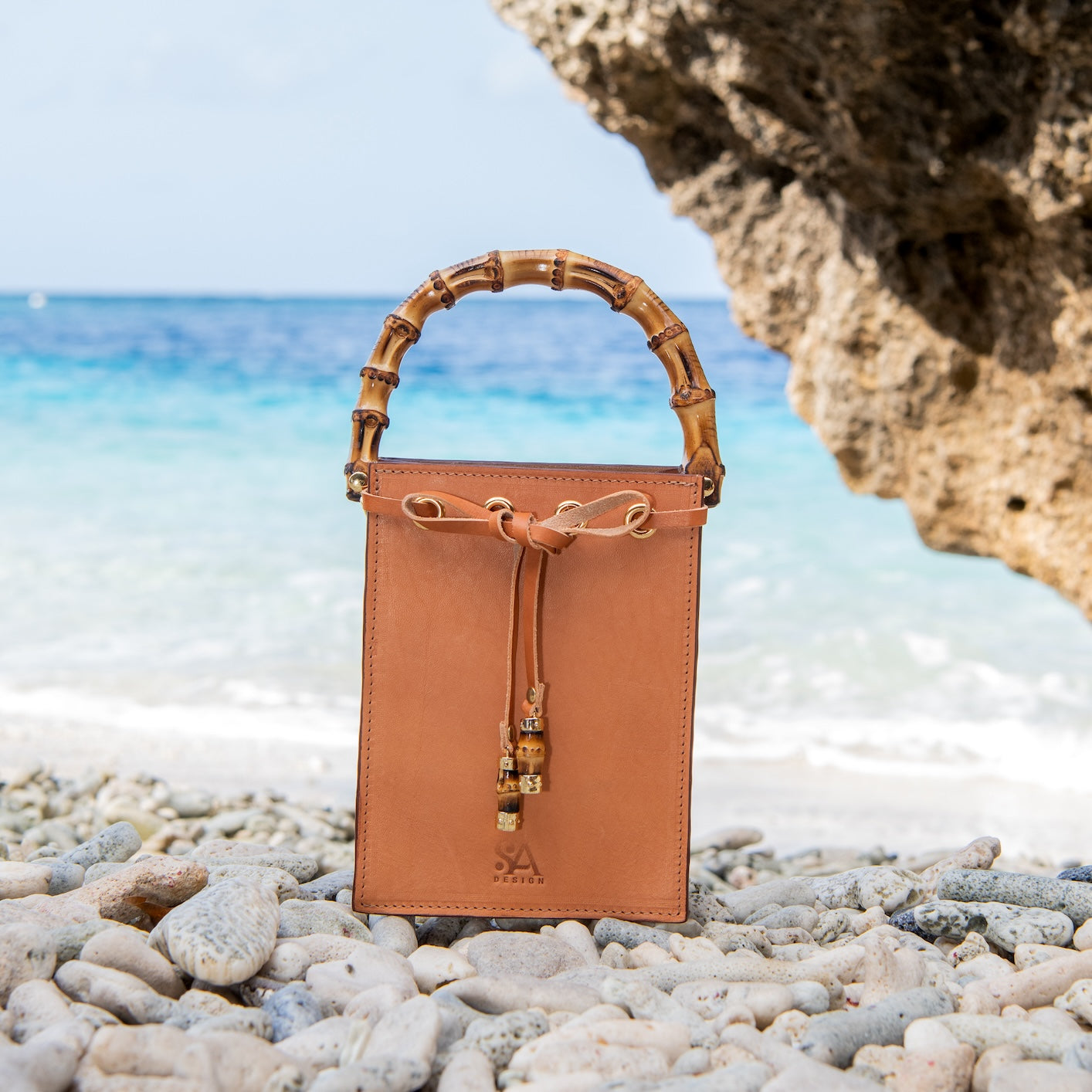 Madrid Bamboo handtas gefotografeerd op het strand