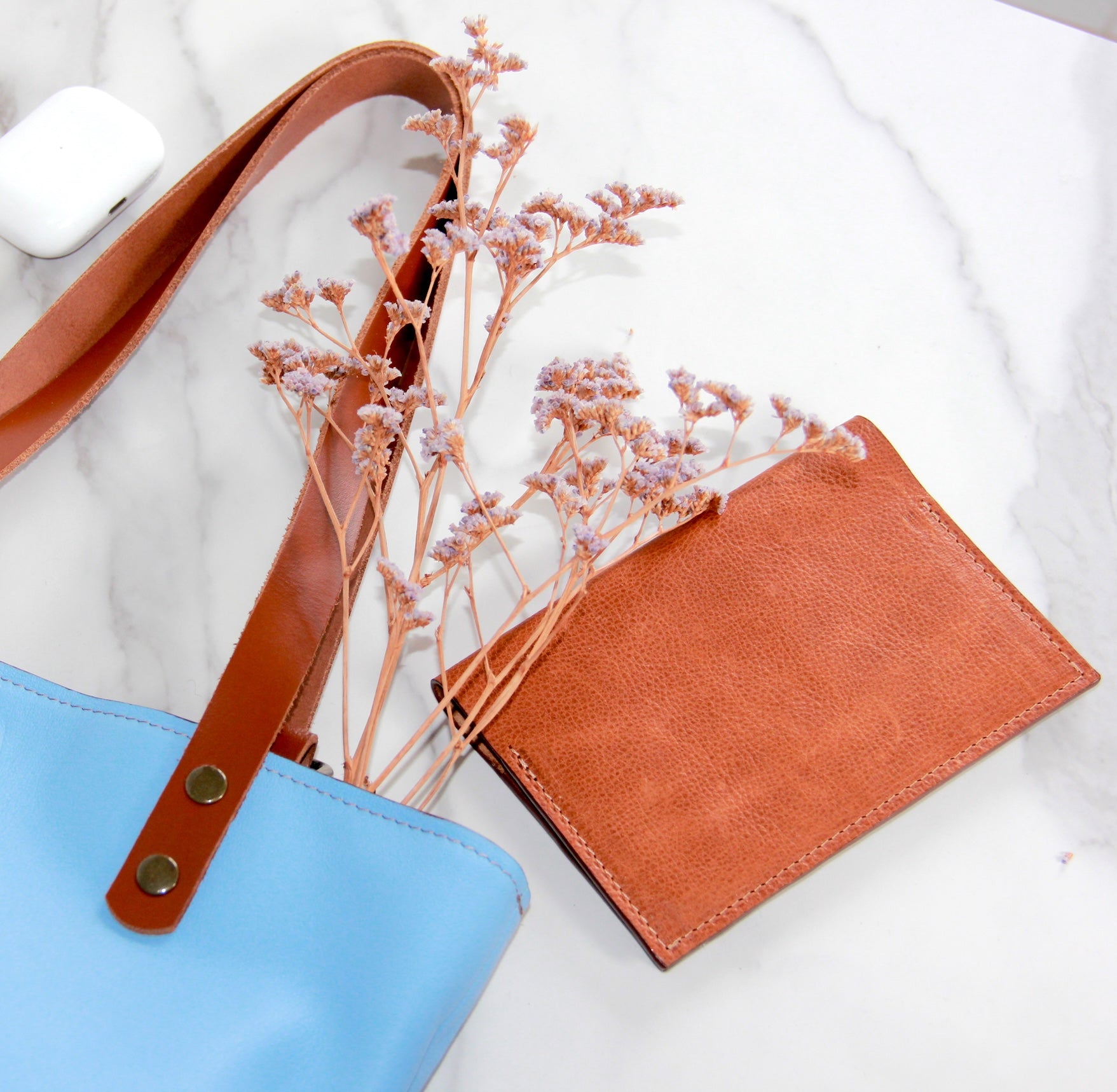 Handgemaakt leren paspoorthoesje en leren tote bag