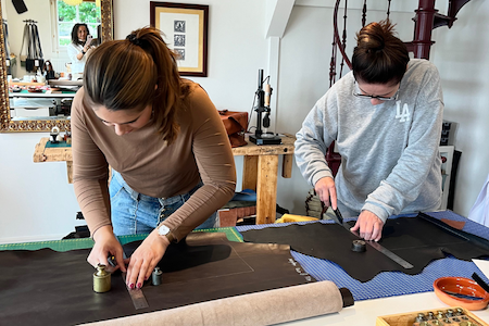Workshop leren tas maken in de workshop van SA Design waarbij cursisten het leer uitsnijden