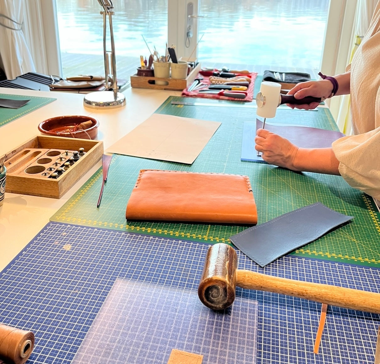 Handwerk in leren notebook cover maken