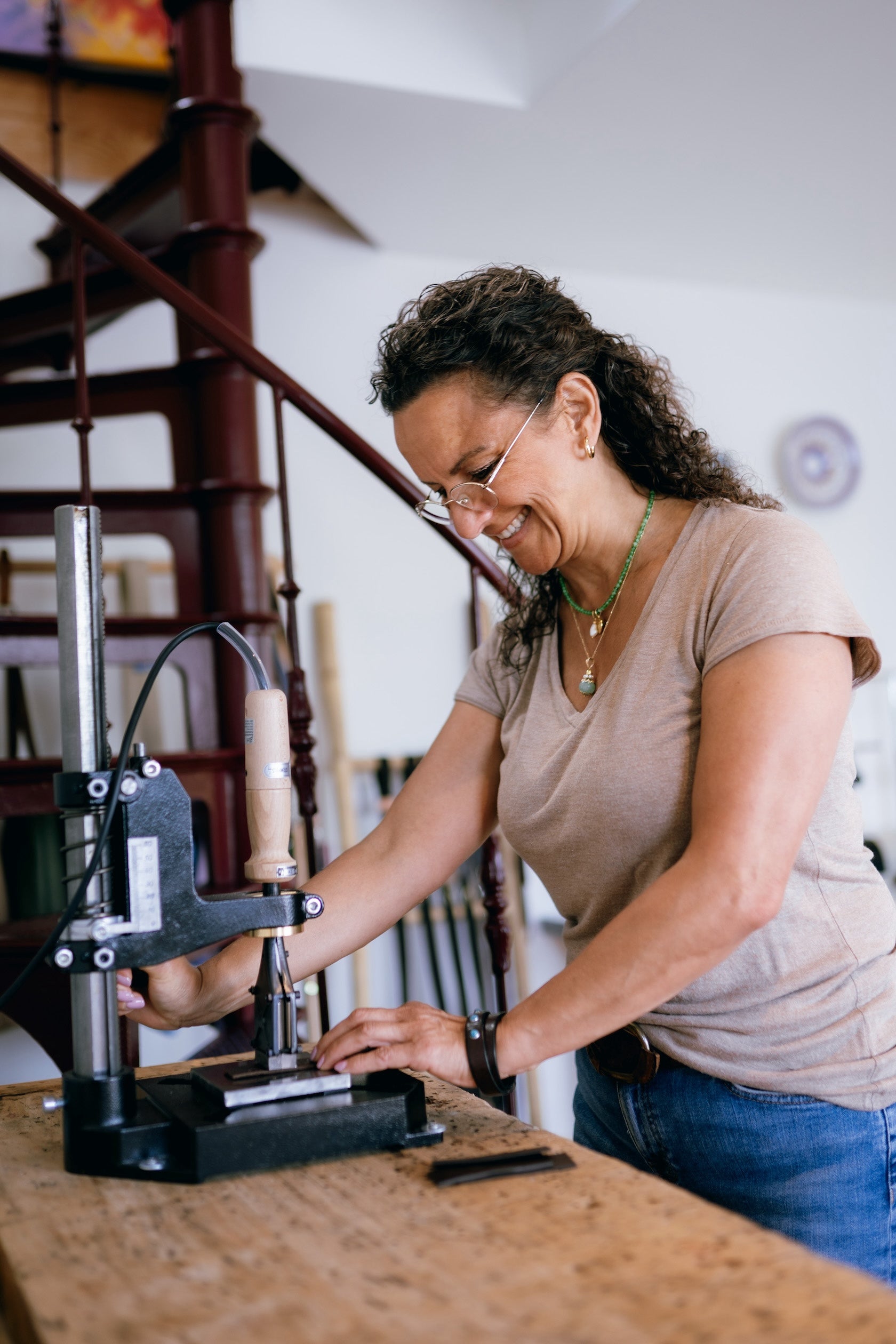 Nina bij de logostamp machine van SA Design