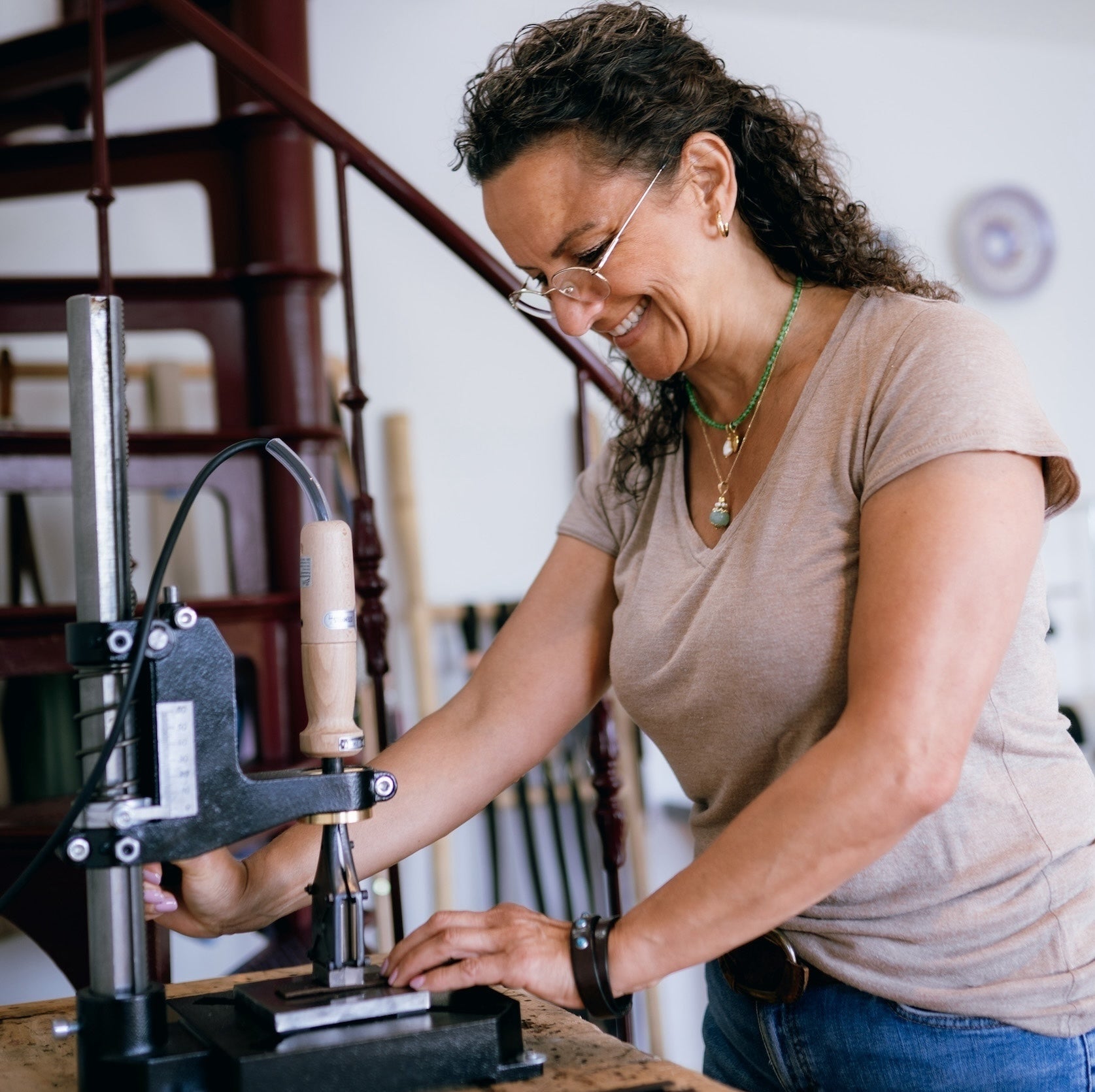 Nina in het atelier van SA Design bezig met logo maker