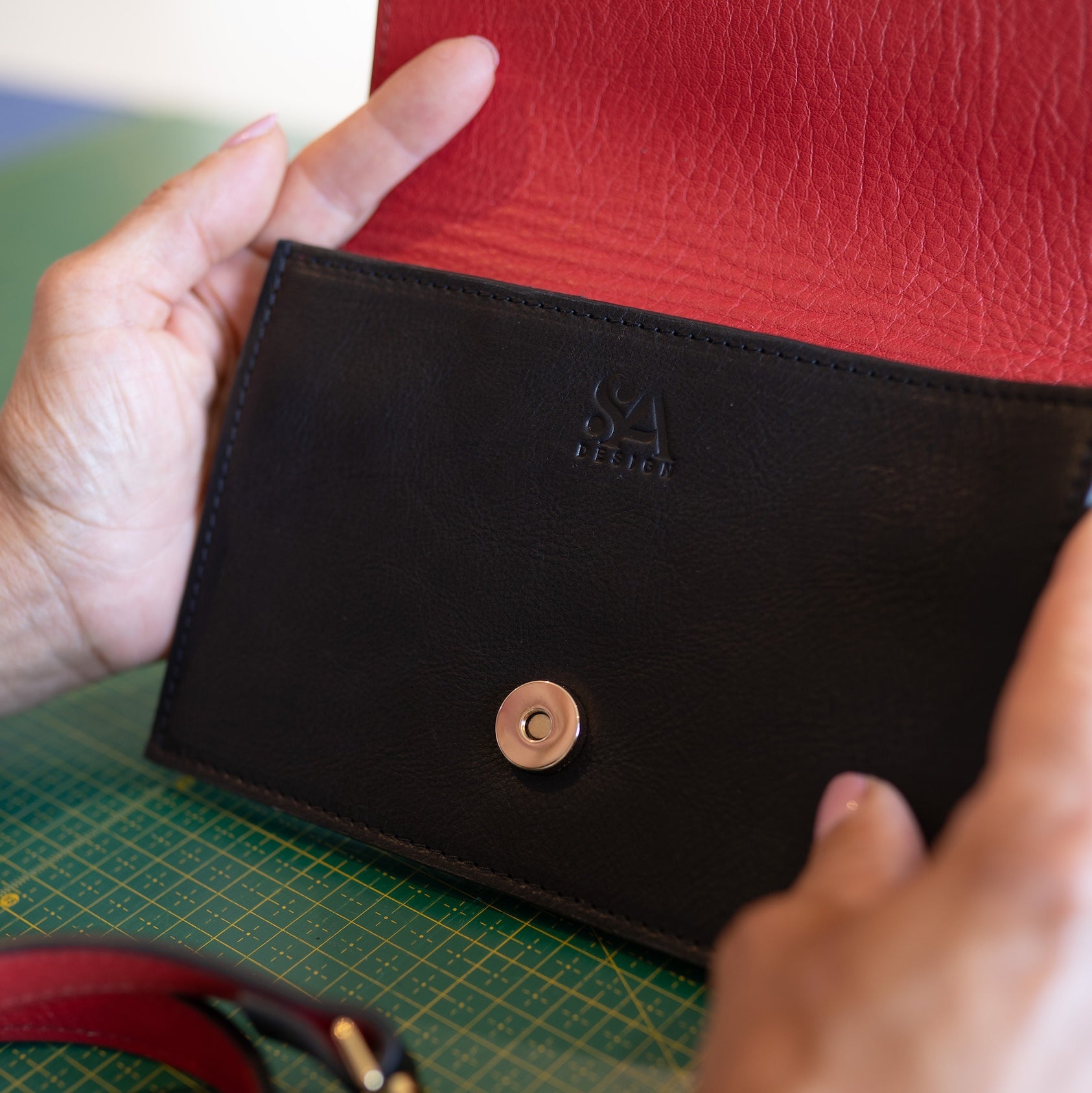 Handtas Madrid Bamboo in camel op de rots in Curacao