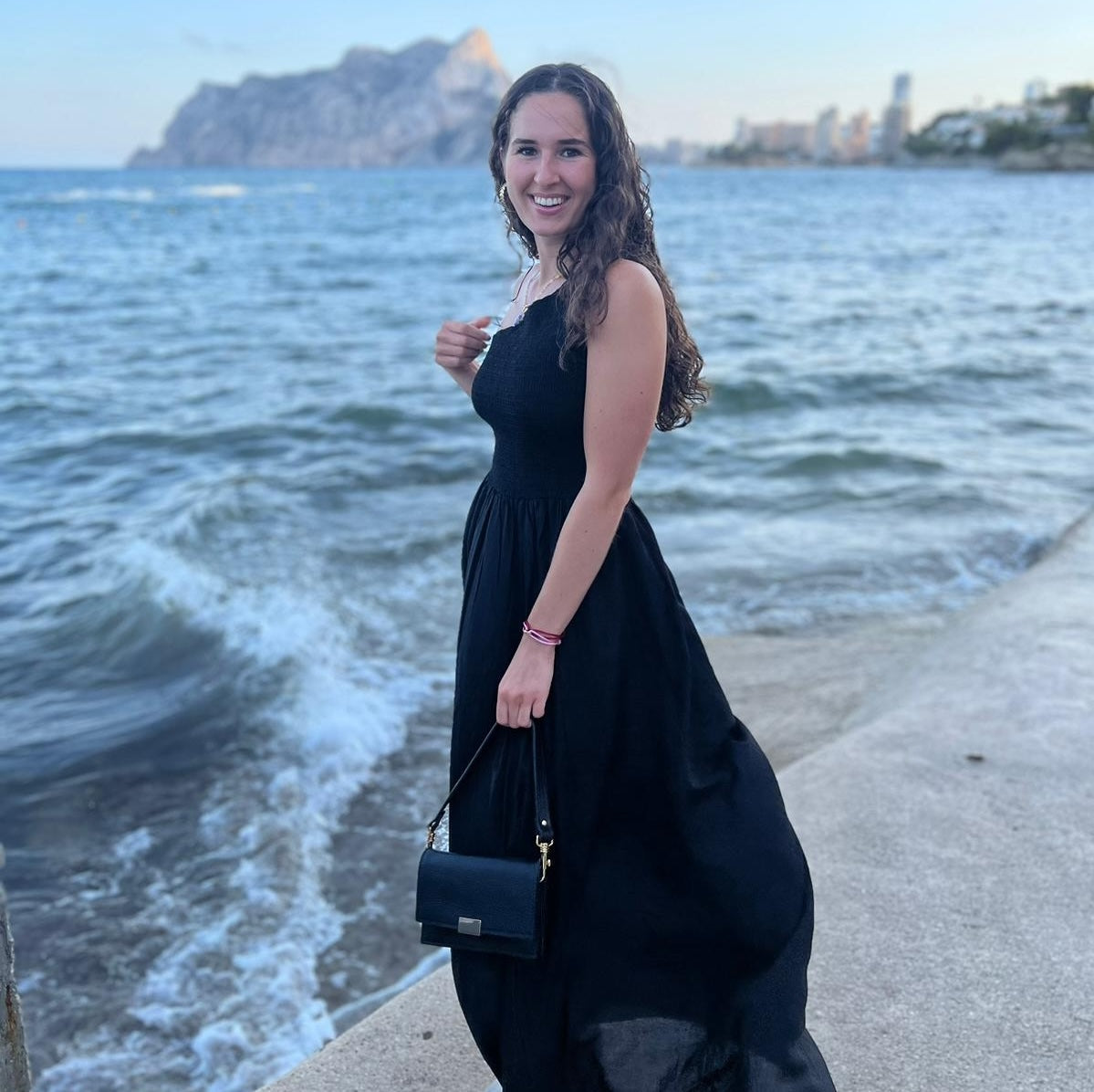 Madrid Bamboo handtas met 3 vakken in donkerbruin aan de hand in de haven van Saint Tropez