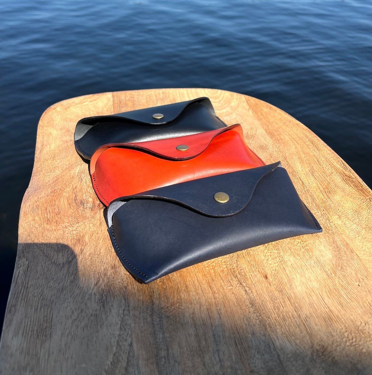 Collectie brillenkokers van duurzaam gelooid leer van SA Design