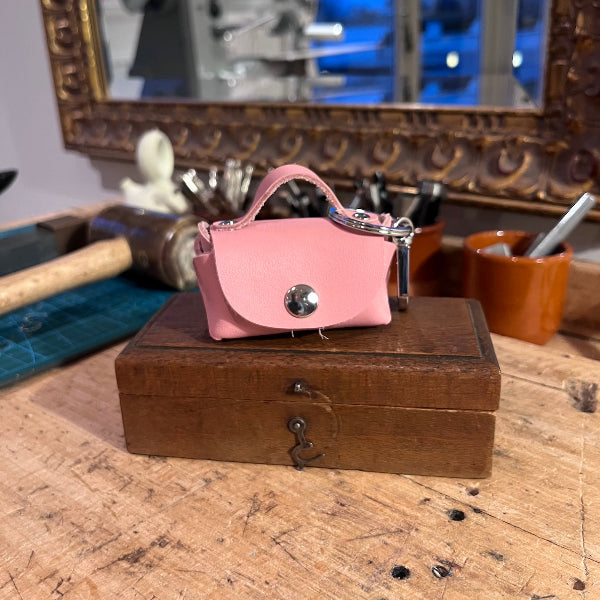 Leren bag charm annex sleutelhanger in roze