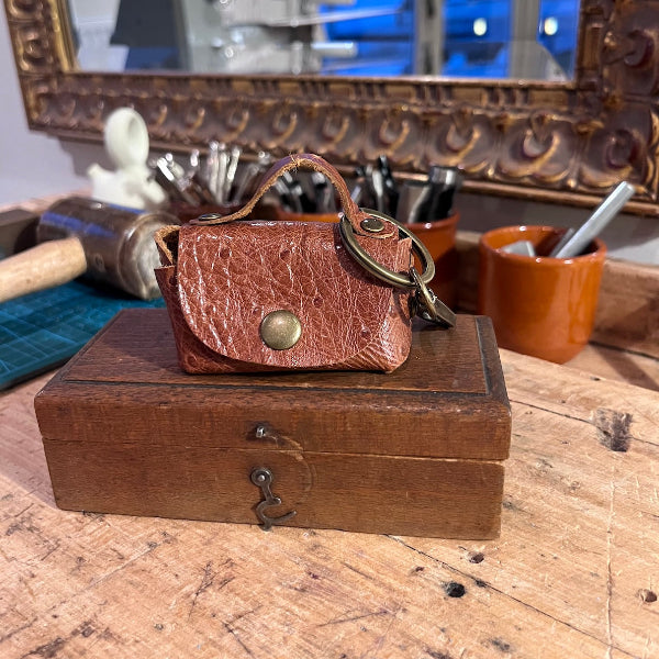 Leren bag charm annex sleutelhanger in camel met struisvogelprint