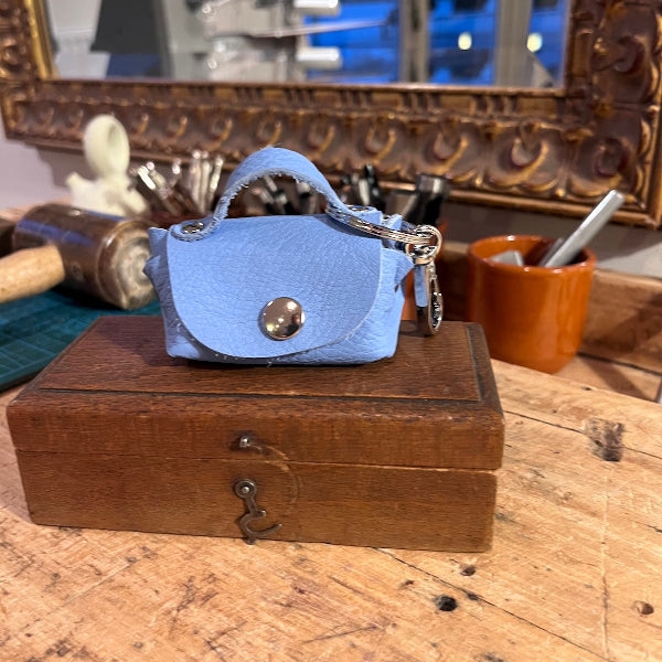 Leren bag charm annex sleutelhanger in lichtblauw