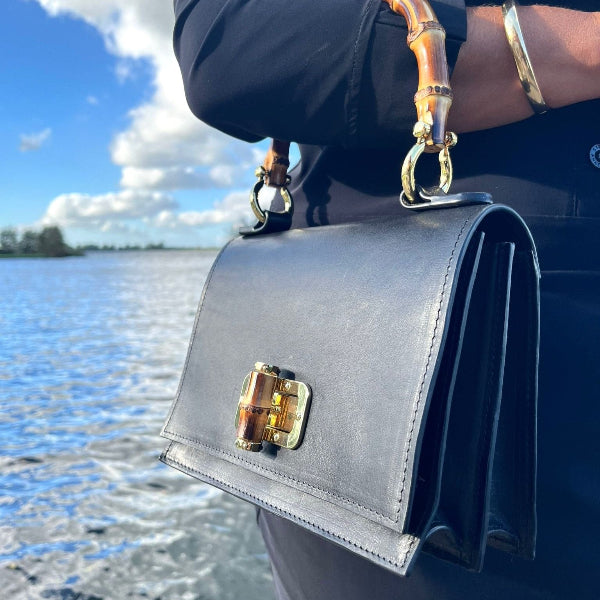 Handgemaakte duurzame handtas aan de arm gedragen uit Madrid Bambu collectie van SA Design in zwart