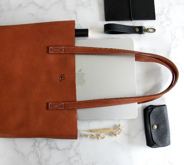 Leren tote van natuurlijk gelooid duurzaam leer met zwarte leren accessoires