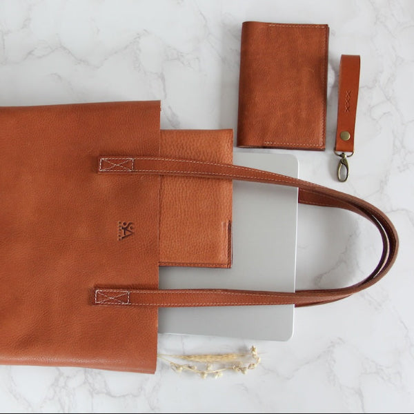 Sfeerfoto met accessoires van leren-tote-natuurlijk-gelooid-leer