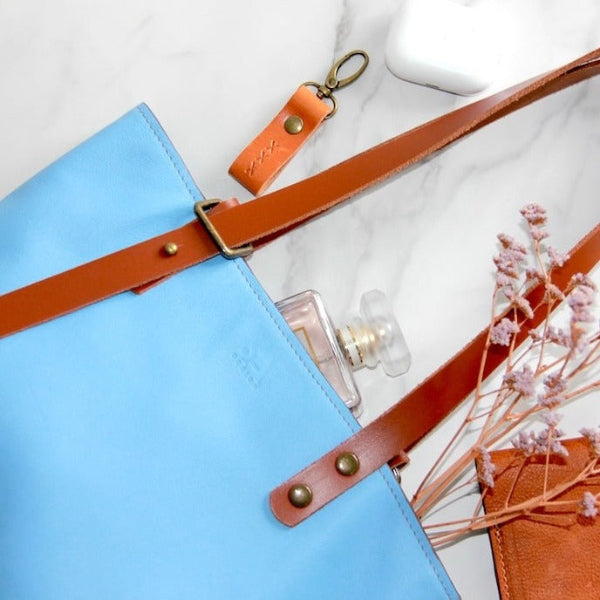 Handgemaakte Amsterdam leren Tote met magneetsluiting sfeerfoto in lichtblauw
