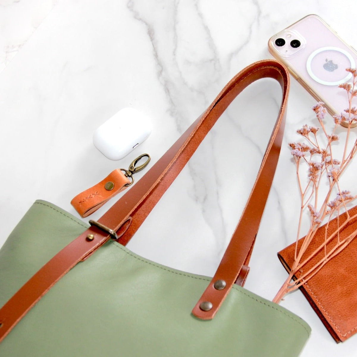 Handgemaakte Amsterdam Tote met magneetsluiting in olijfgroen sfeerfoto