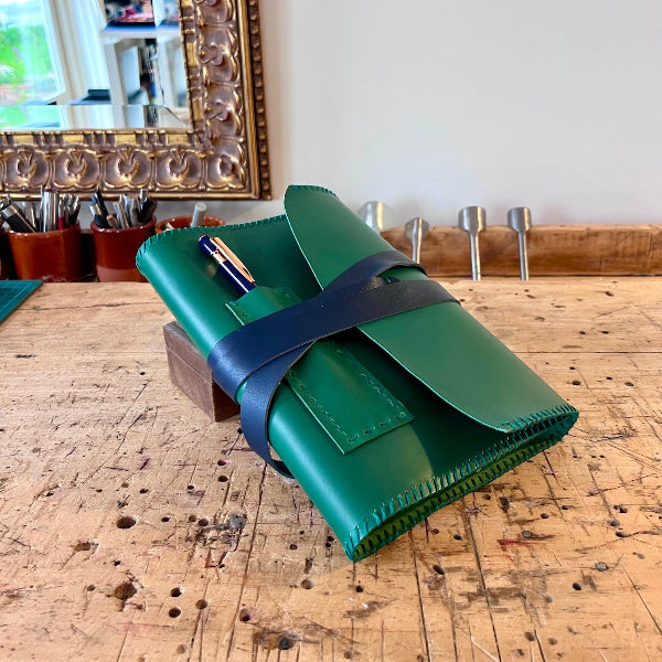 Hangemaakte leren notebook in groen met blauwe sluitband