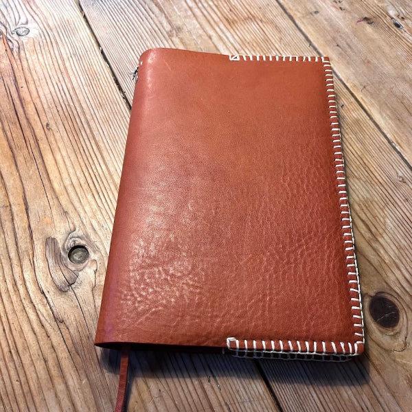 Handgemaakte leren notebook die is gemaakt in een workshop op locatie in cognac