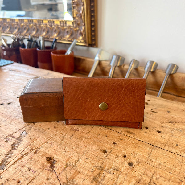 Handgemaakte leren pasjeshouder met 3 vakken met rechte flap in cognac