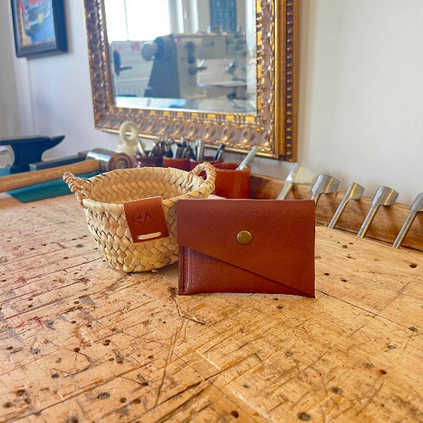 Handgemaakte leren pasjeshouder met 3 vakken met schuine flap in cognac