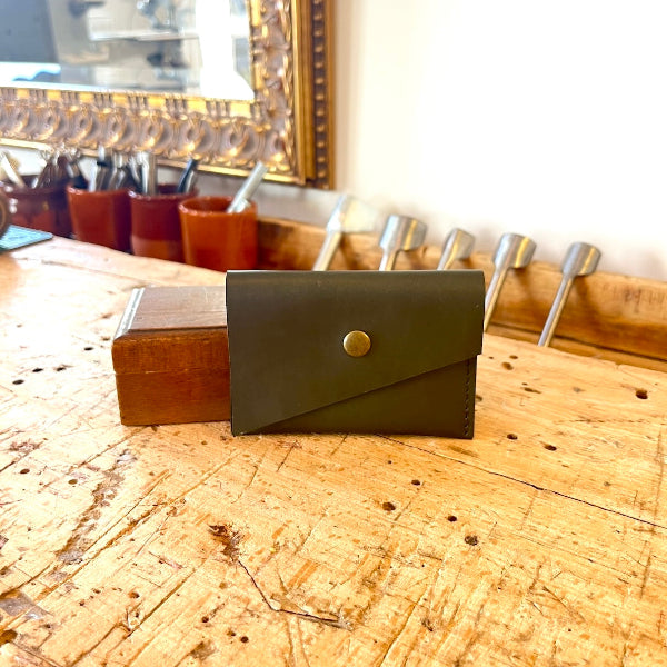 Olijfgroene pasjeshouder met 3 vakken en oud goud drukker