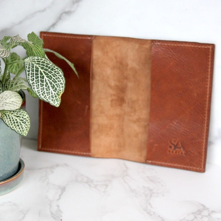 Handgemaakte dubbel leren paspoorthoesje in camel en geschikt voor 2 paspoorten of andere reisdocumenten