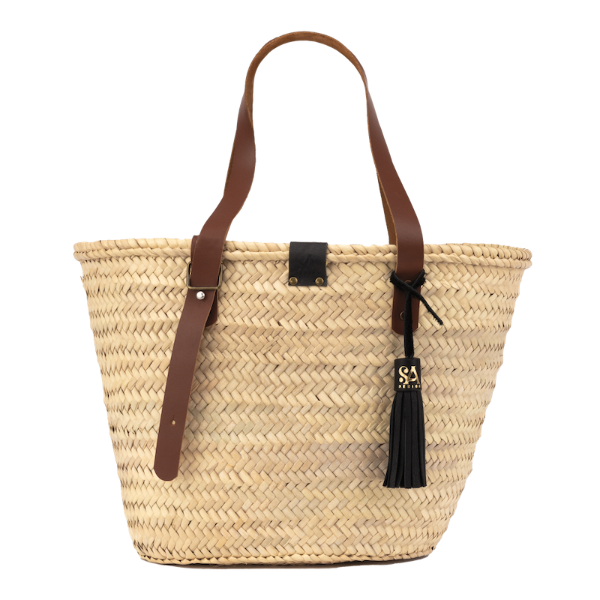 Handgemaakte rieten tas uit de Sevilla collectie met verstelbare leren hengsels en een zwarte leren kwast