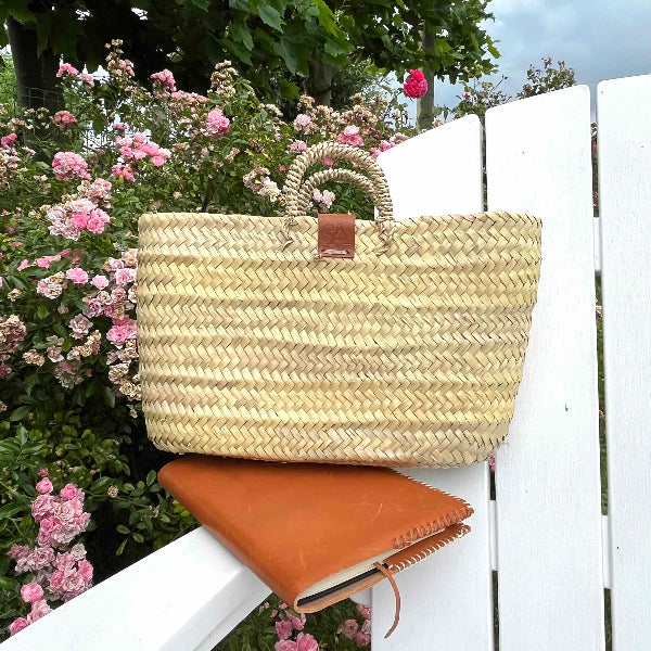 Handgemaakte rieten tas in vierkant model klein op strandstoel