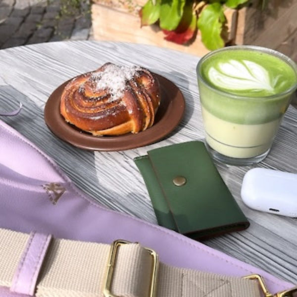 Leren pasjeshouder op tafel