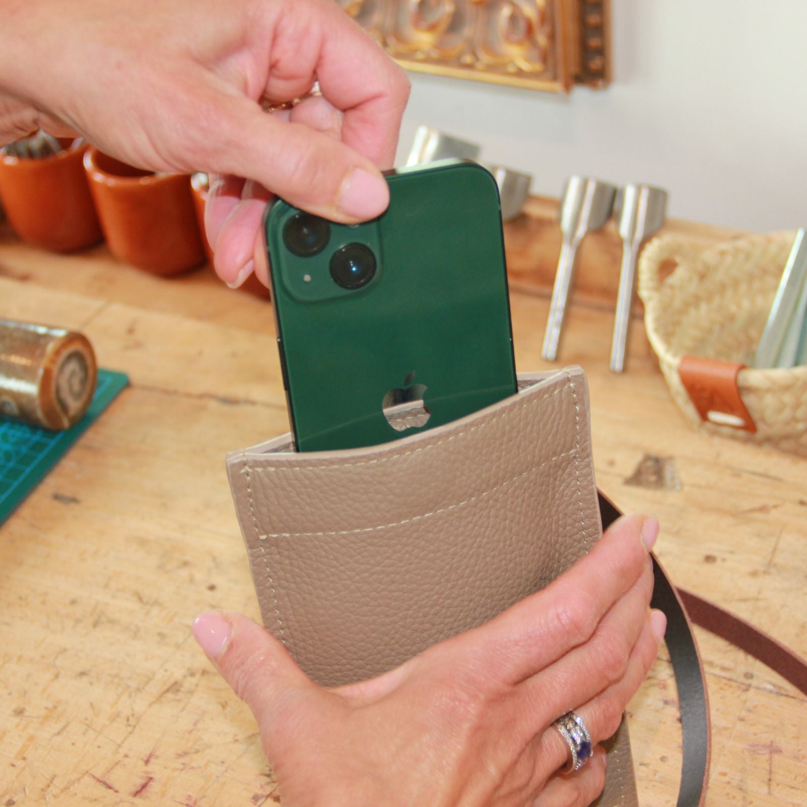 Handgemaakte leren crossbody iphone tas in taupe maatwerk