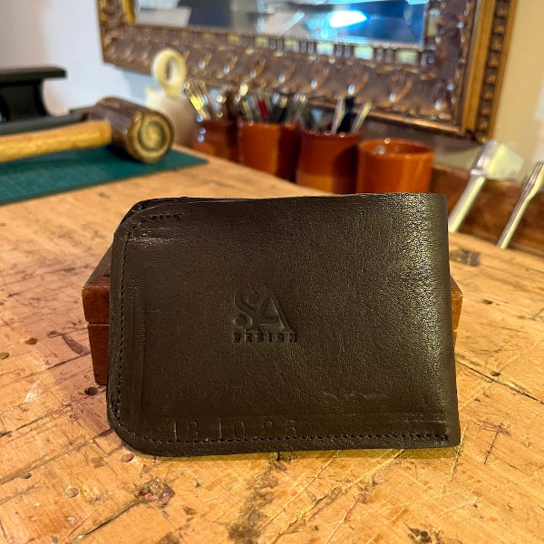 Achterzijde van een bifold wallet uit de workshop leren portemonnee maken