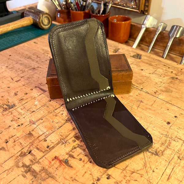 Binnenzijde van een bifold wallet uit de workshop leren portemonnee maken