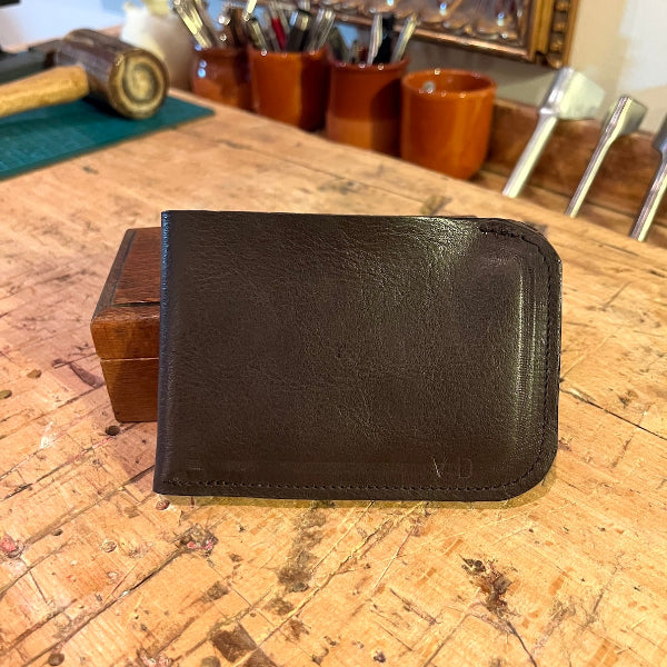 Voorzijde van een bifold wallet uit de workshop leren portemonnee maken