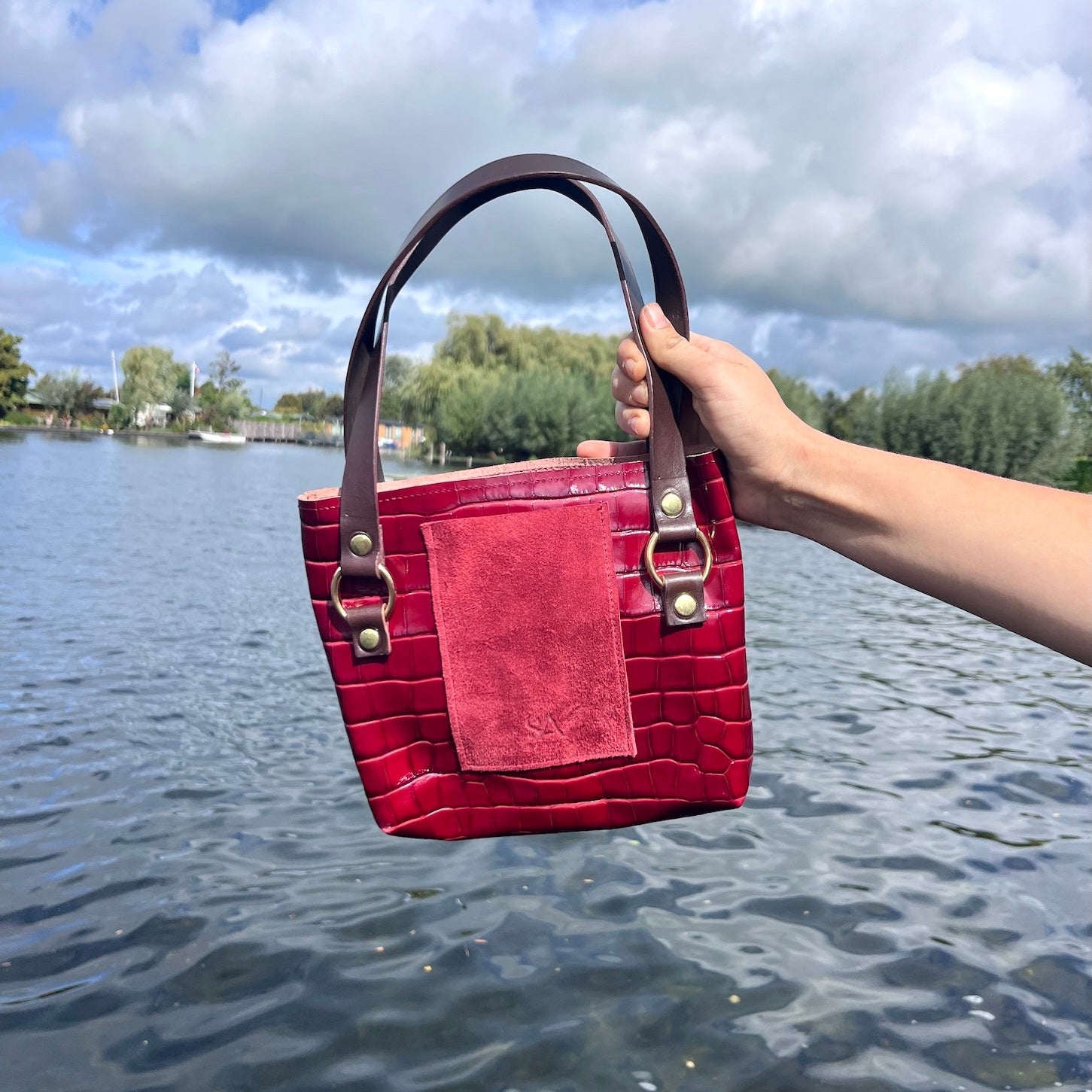 Mini tote in bordeaux krokoprint leer met bruine handvatten
