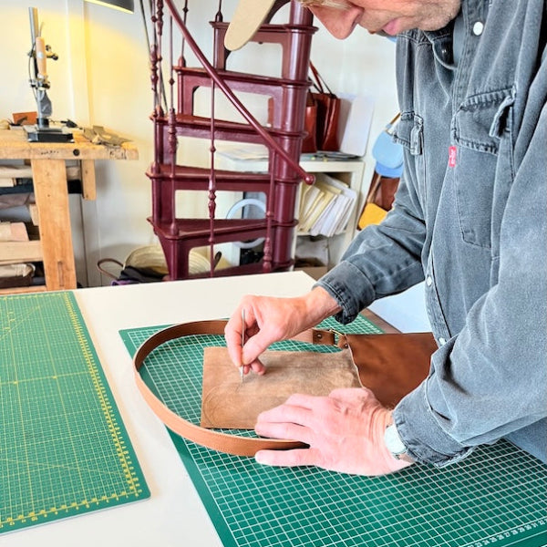 Ontwerpen van de flap in de workshop leren tas